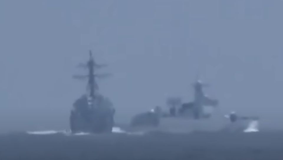 Fotograma del amago de colisión entre un buque chino y otro estadounidense en Taiwán.