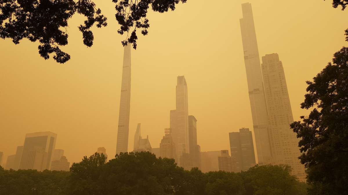 Fotografía que muestra el humo resultante de los incendios forestales canadienses mientras envuelve hoy los edificios cercanos al famoso Central Park de Nueva York.