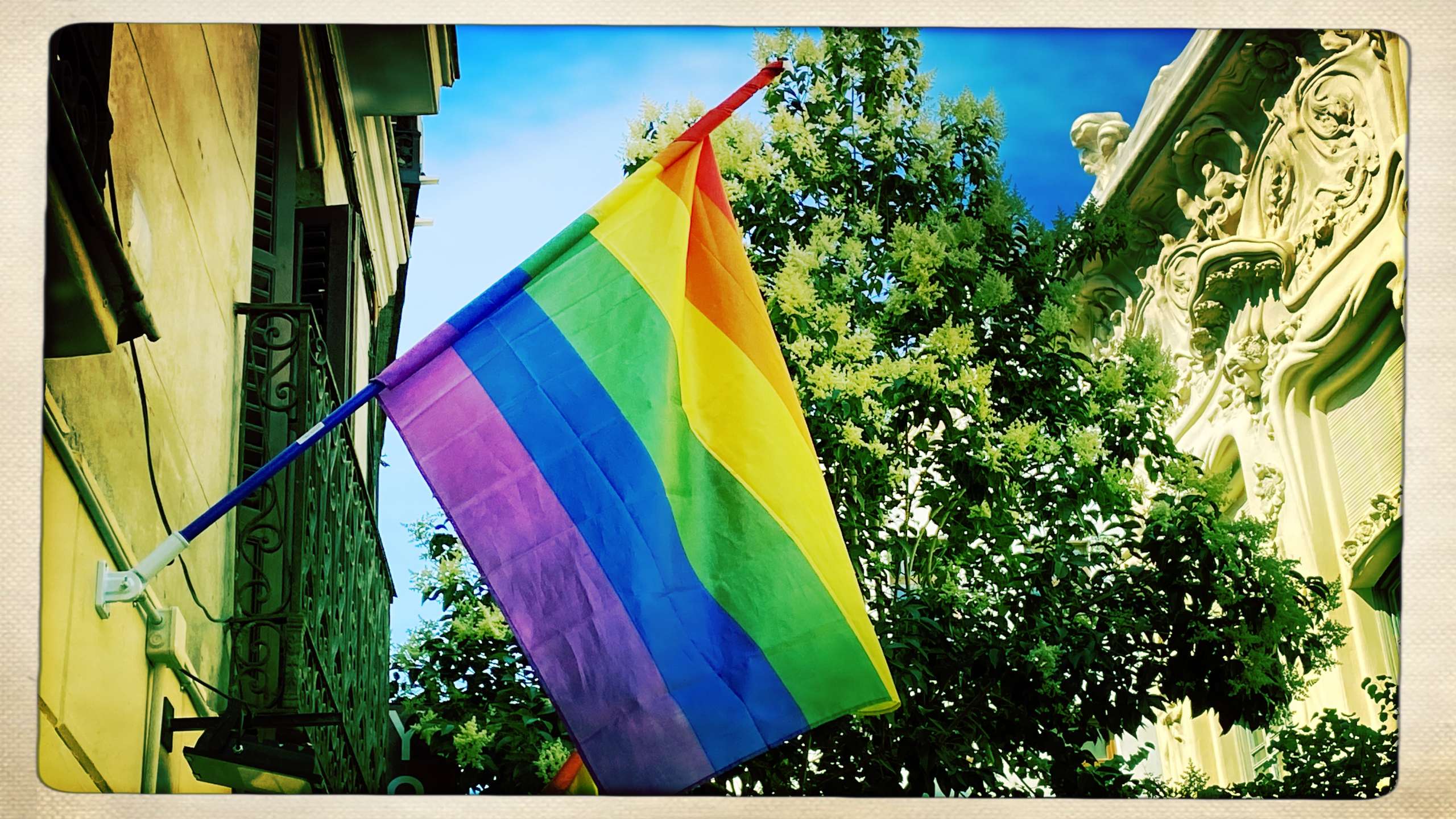 Banderas arcoíris en la calle Pelayo de Madrid, reivindicación del orgullo LGBTI+.