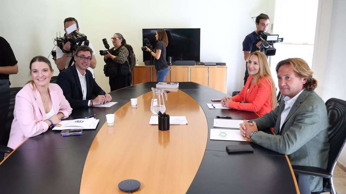 La presidenta del PP balear y candidata electa al Govern, Margarita Prohens (a la izquierda) durante una reunión con Vox en el Parlament.
