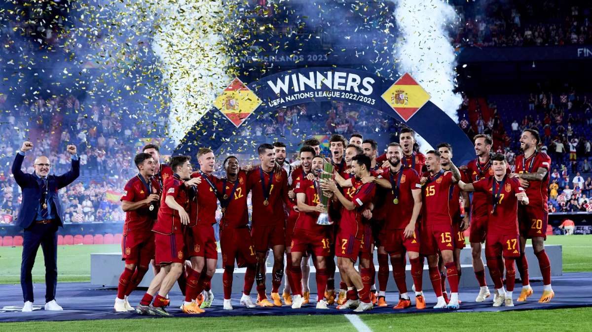 Jordi Alba celebra el trofeo de la Liga de Naciones conquistado ante Croacia.