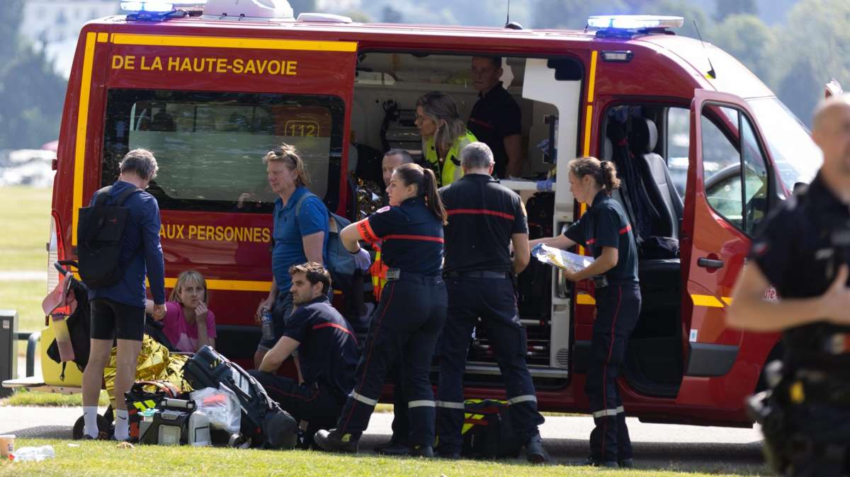 Los servicos de emergencia atienden a los heridos tras el ataque con arma blanca de Annecy (Francia).