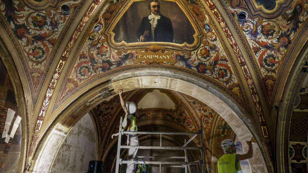Los trabajos de retirada de los murales del salón Sant Jordi del Palau de la Generalitat.