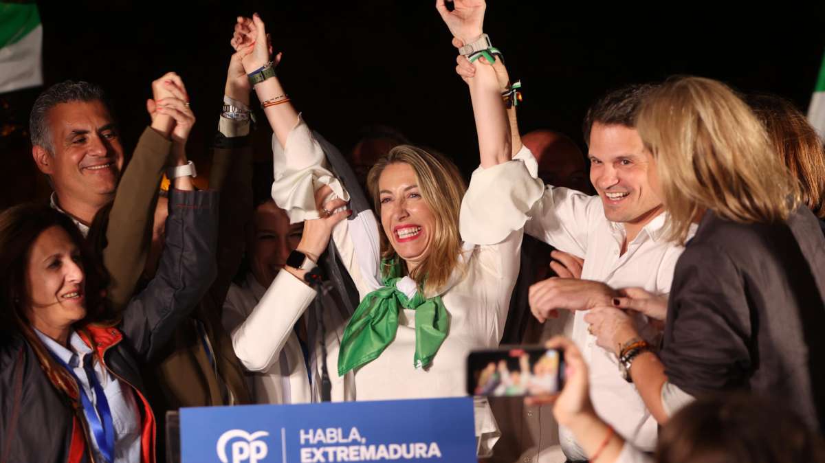 La presidenta del PP y candidata a la presidencia de la Junta de Extremadura, María Guardiola (c), festeja la victoria y ofrece una rueda de presa tras conocer los resultados de las elecciones.