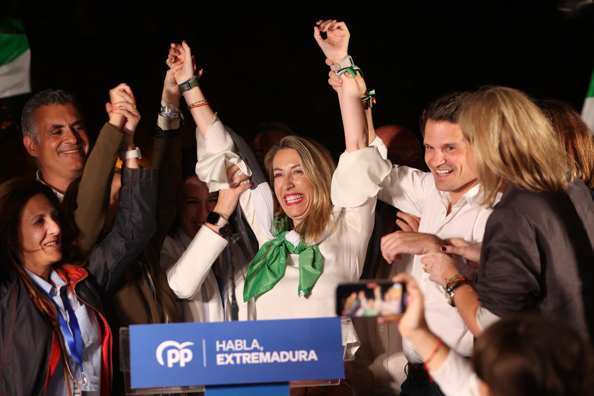 La presidenta del PP y candidata a la presidencia de la Junta de Extremadura, María Guardiola (c), festeja la victoria y ofrece una rueda de presa tras conocer los resultados de las elecciones.