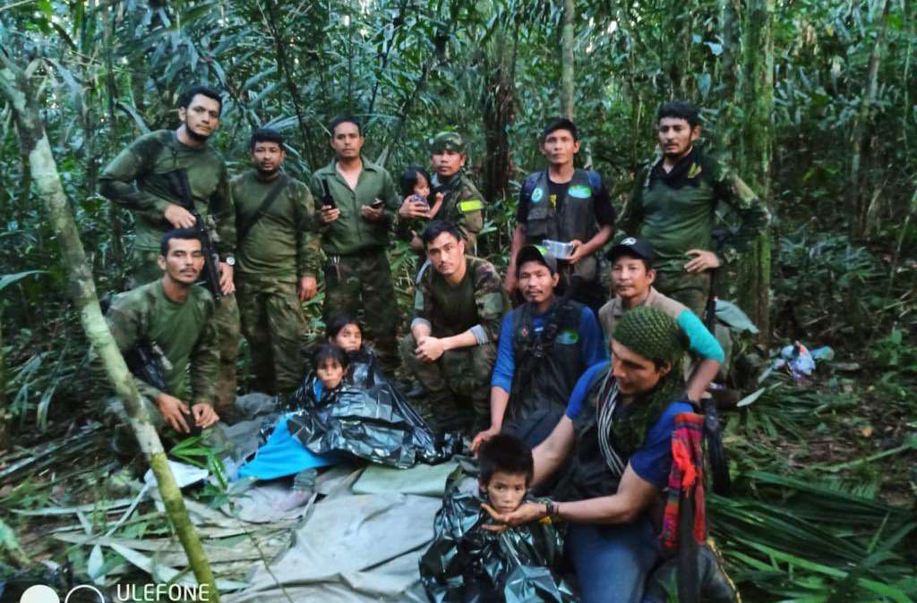 Militares junto a los niños perdidos en la selva del Colombia.