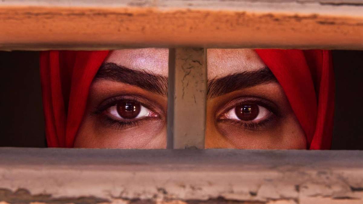 Una refugiada afgana mira a cámara.
