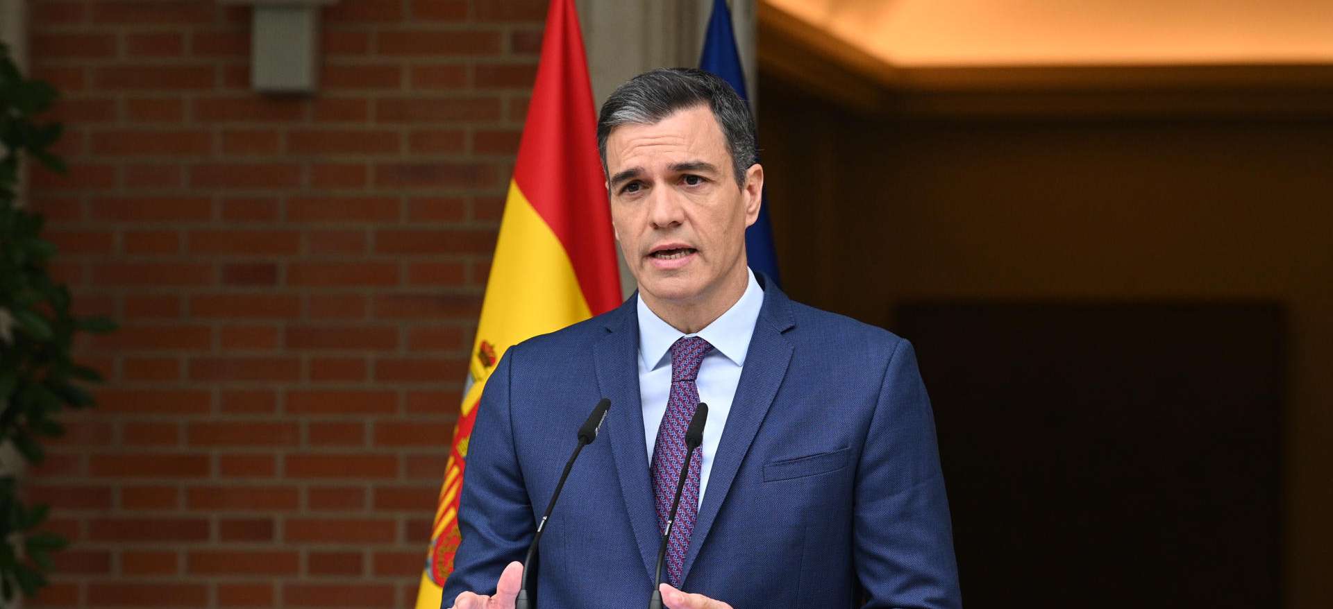 El presidente del Gobierno y secretario general del PSOE, Pedro Sánchez, a su salida de una reunión con los diputados y senadores socialistas, en el Congreso de los Diputados.