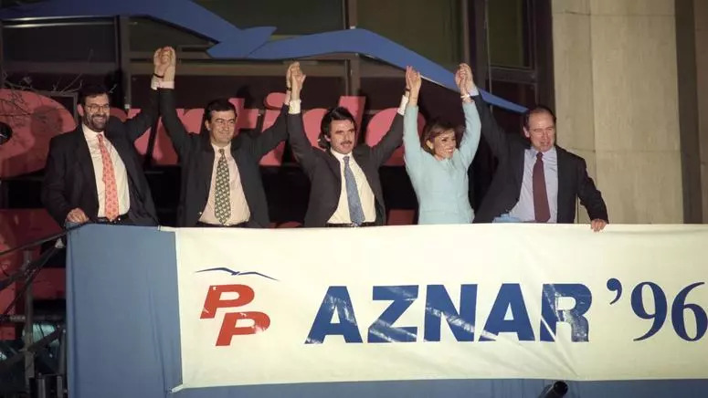 Celebración en el balcón de Génova del triunfo del PP en las elecciones generales 1996.