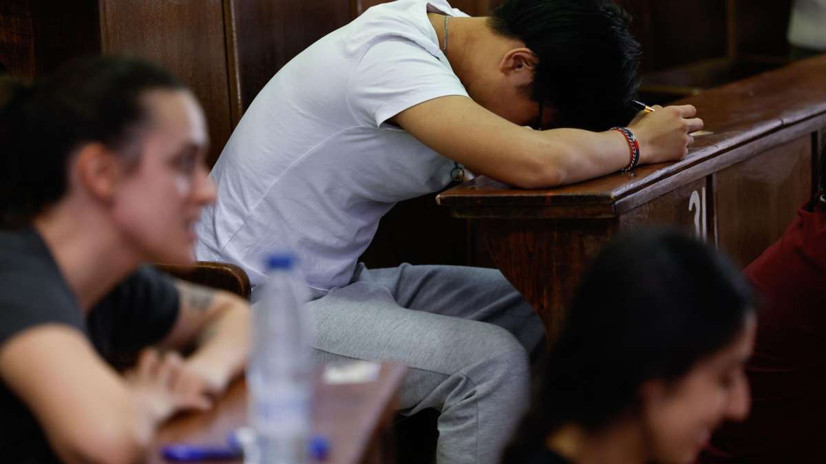 Un estudiante antes de comenzar el primer día de exámenes de la EBAU en la Ciudad Universitaria de Madrid este lunes.