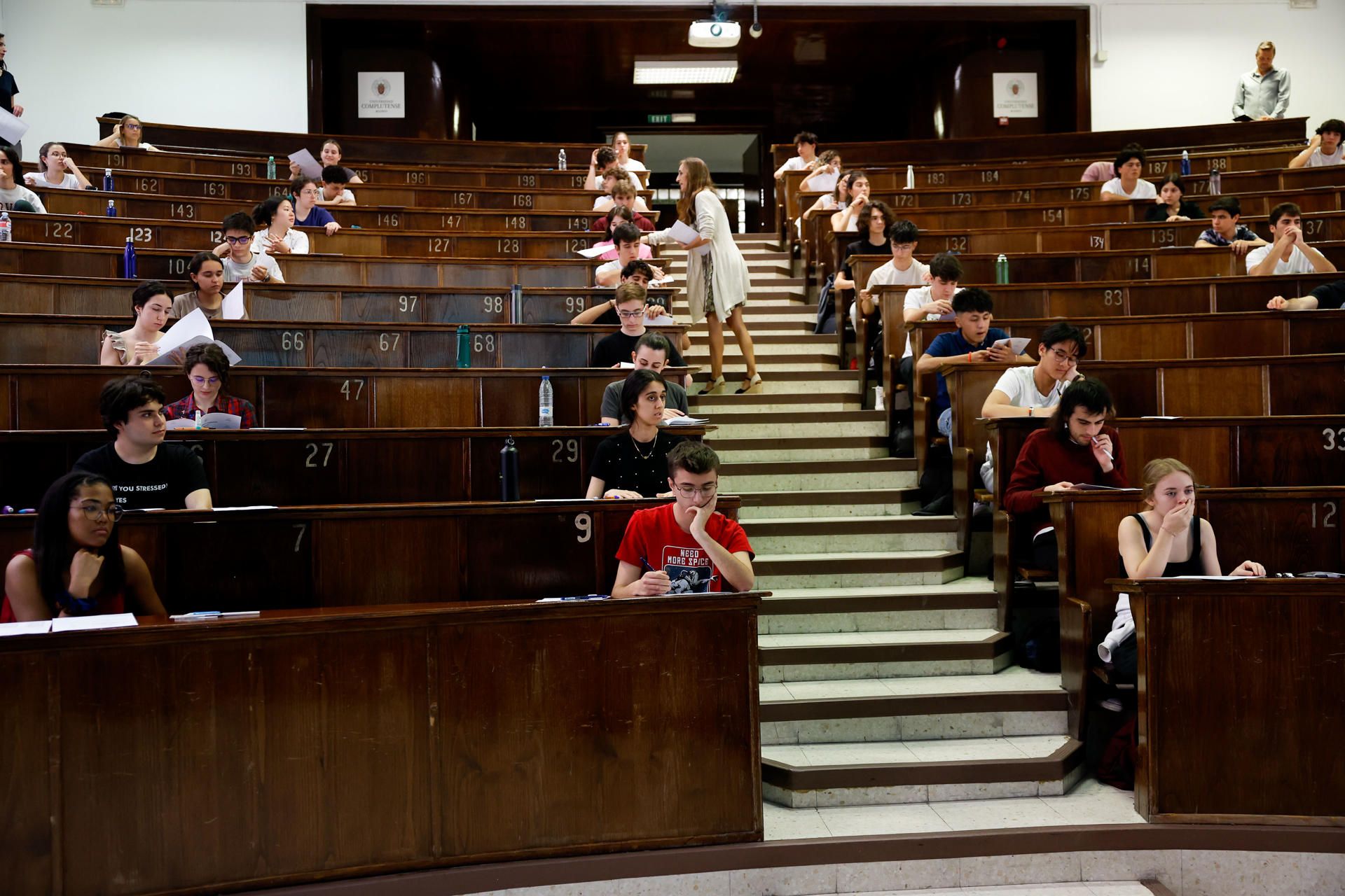 Varios estudiantes comienzan su primer examen de la EBAU en la Ciudad Universitaria de Madrid este lunes.