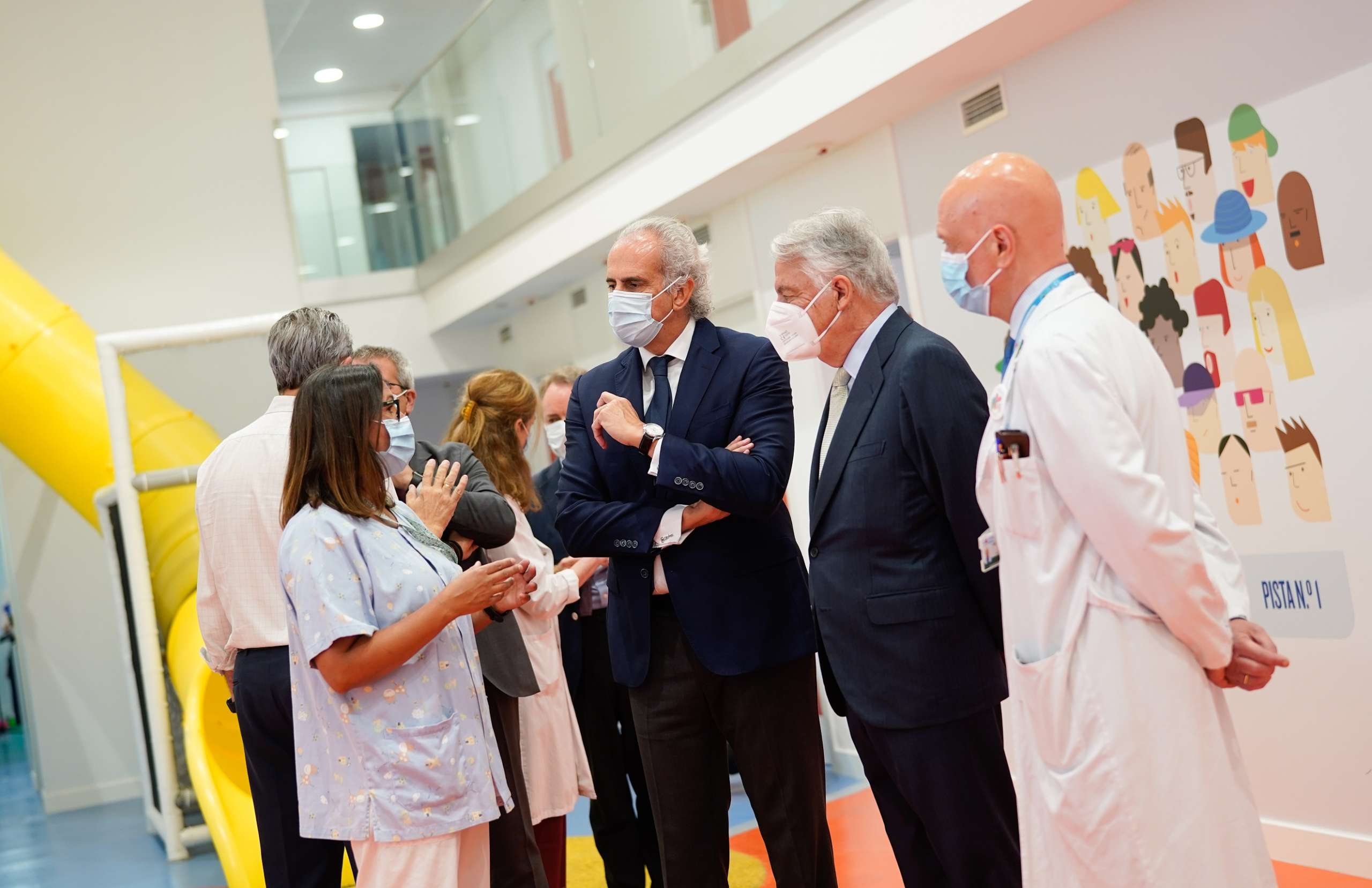 El consejero de Sanidad de la Comunidad de Madrid, Enrique Ruiz Escudero, y el presidente del Grupo Mutua y su fundación, Ignacio Garralda, han visitado el nuevo espacio