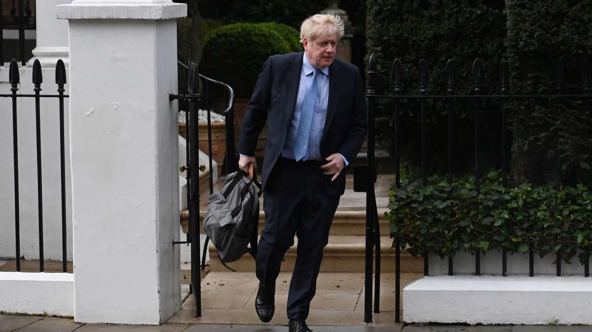 Boris Johnson, saliendo de su domicilio