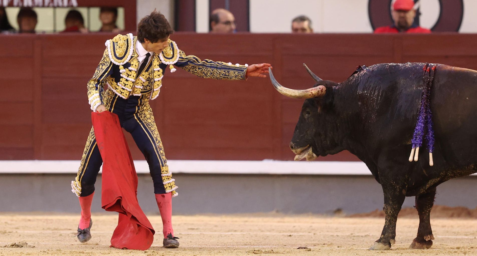 El diestro galo Sebastián Castella con su segundo toro durante el vigésimo primer festejo taurino de la Feria San Isidro, con toros de la ganadería del Torero, este viernes en la Monumental de Las Ventas, en Madrid
