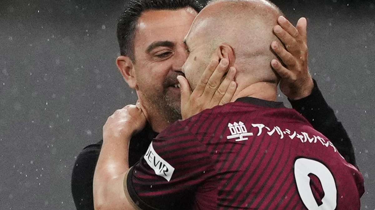 Abrazo entre Xavi e Iniesta tras ser sustituido el manchego en el Vissel Kobe-Barcelona