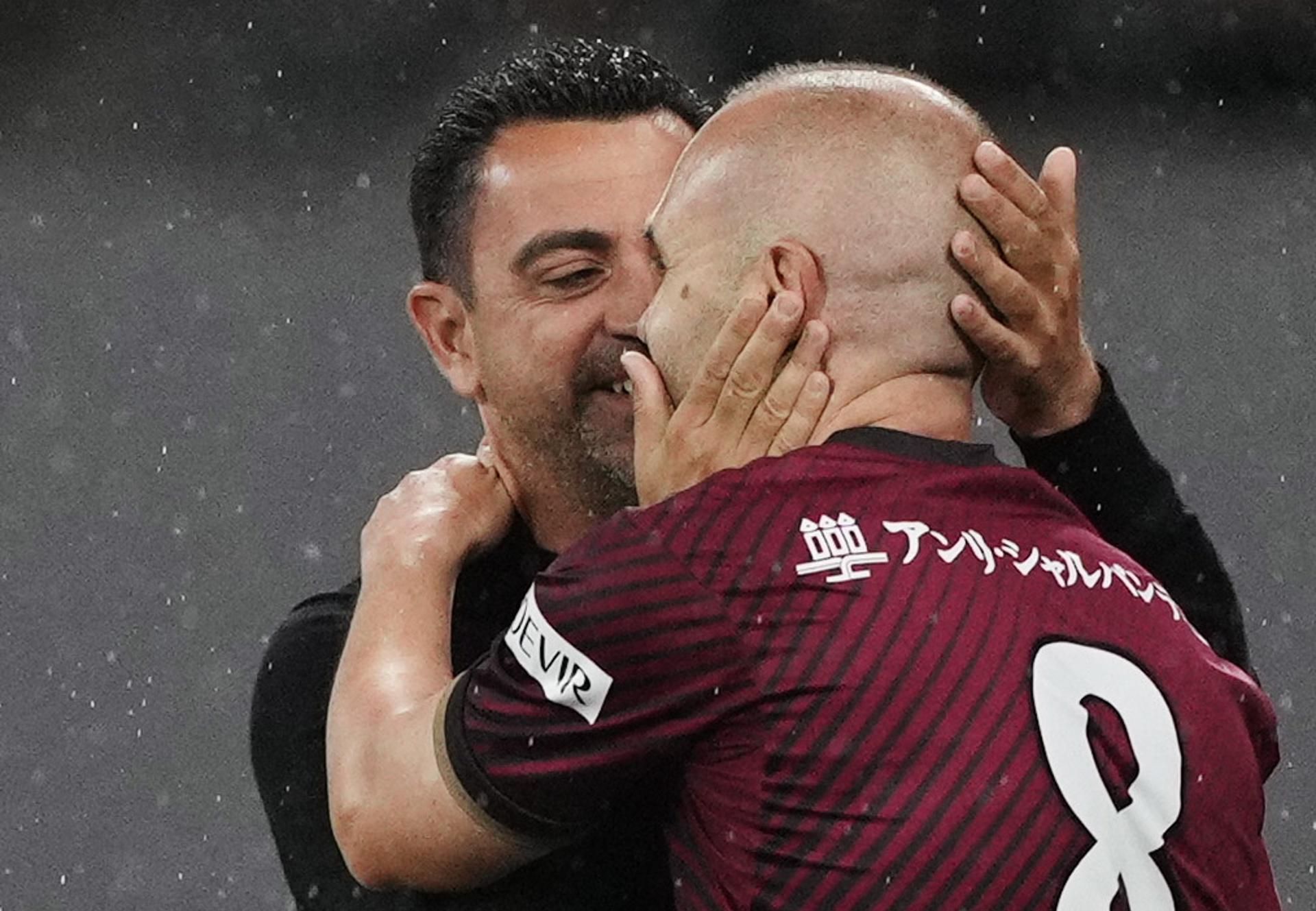Abrazo entre Xavi e Iniesta tras ser sustituido el manchego en el Vissel Kobe-Barcelona