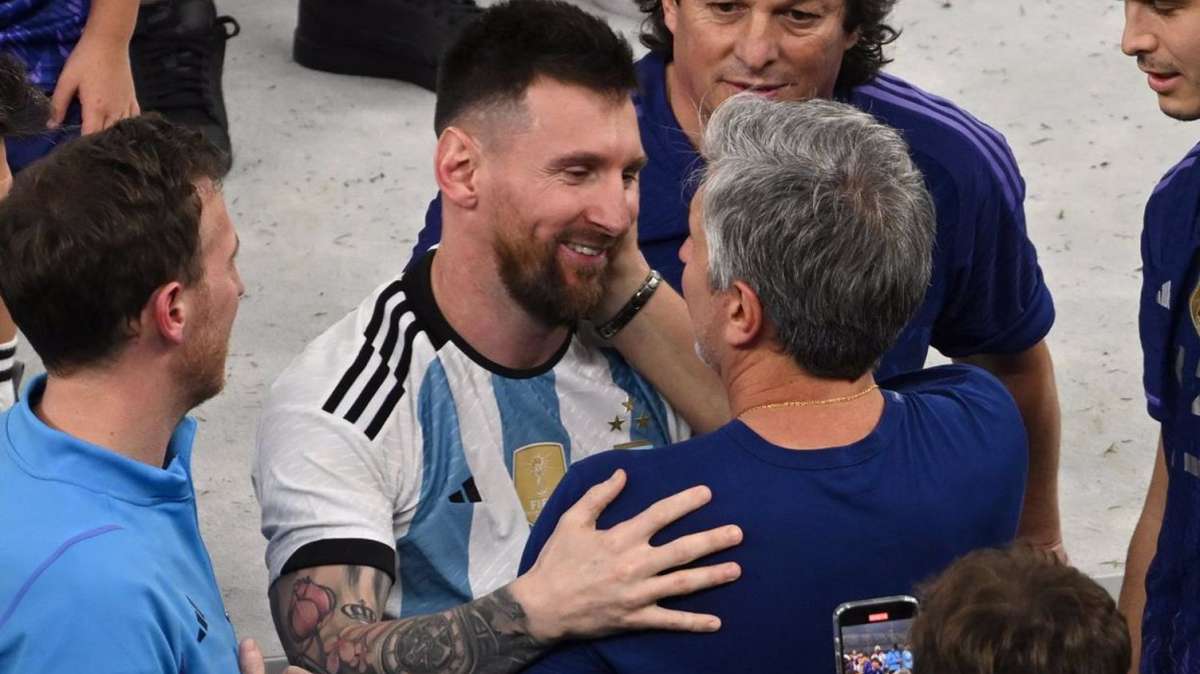 Leo Messi, felicitado por su padre, Jorge