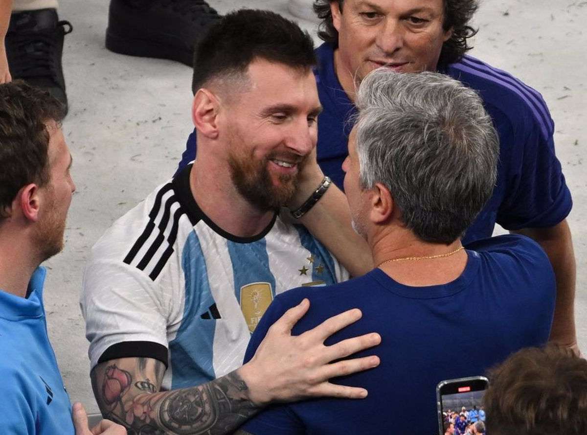 Leo Messi, felicitado por su padre, Jorge