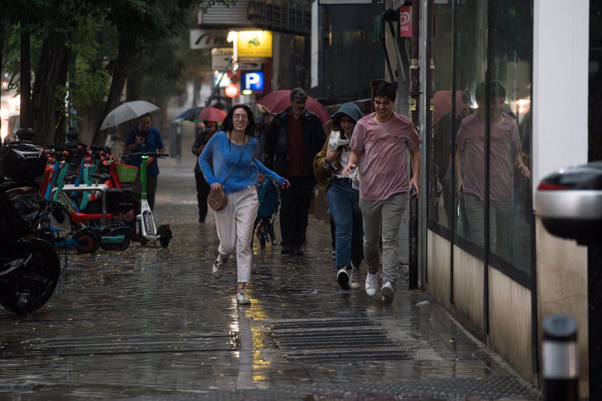 Varias personas caminan bajo la lluvia, a 29 de mayo de 2023, en Madrid (España).