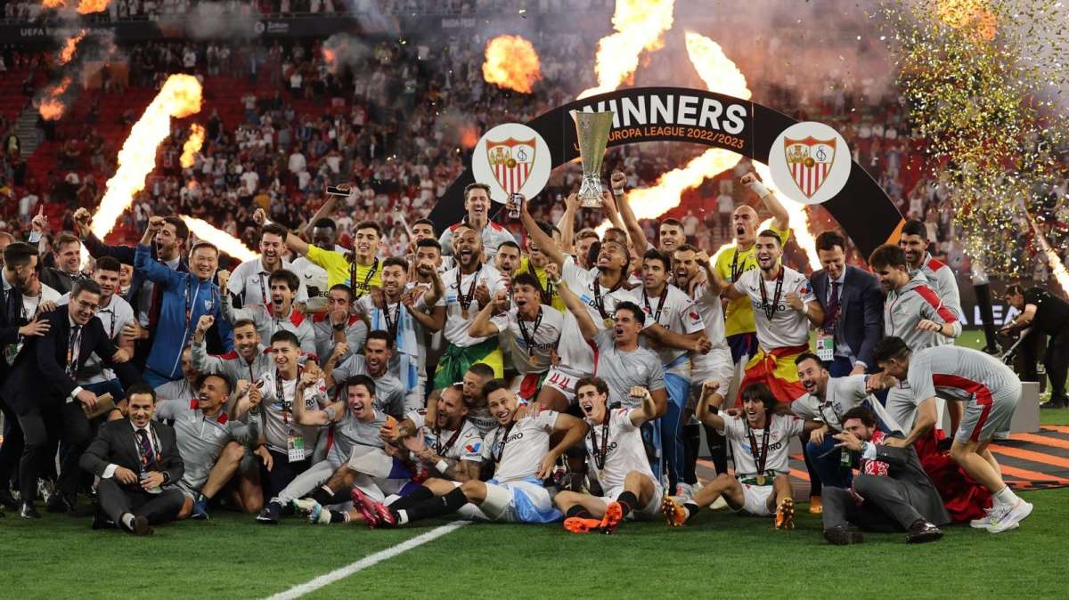 El Sevilla posa con la Copa que lo acredita como campeón de la Europa League 2023