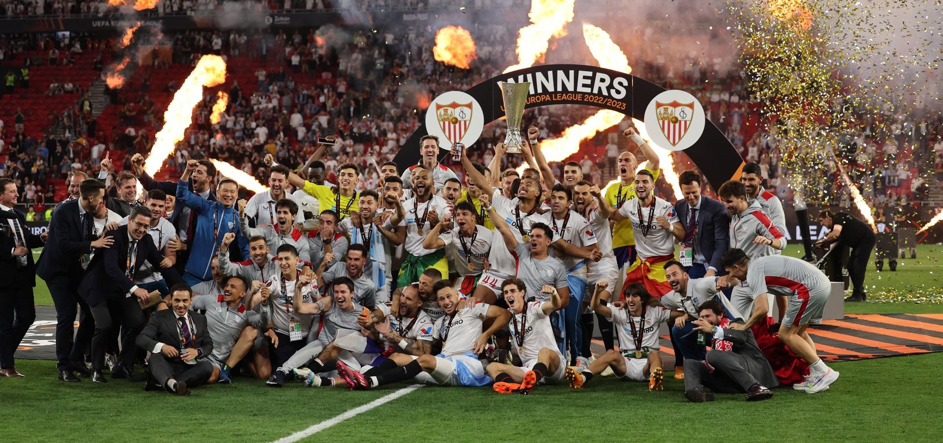 El Sevilla posa con la Copa que lo acredita como campeón de la Europa League 2023