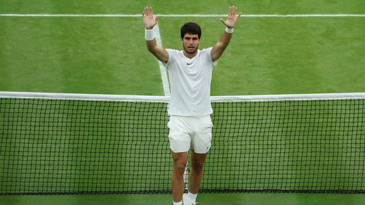 Carlos Alcaraz saluda al público tras meterse en su primera final de Wimbledon.