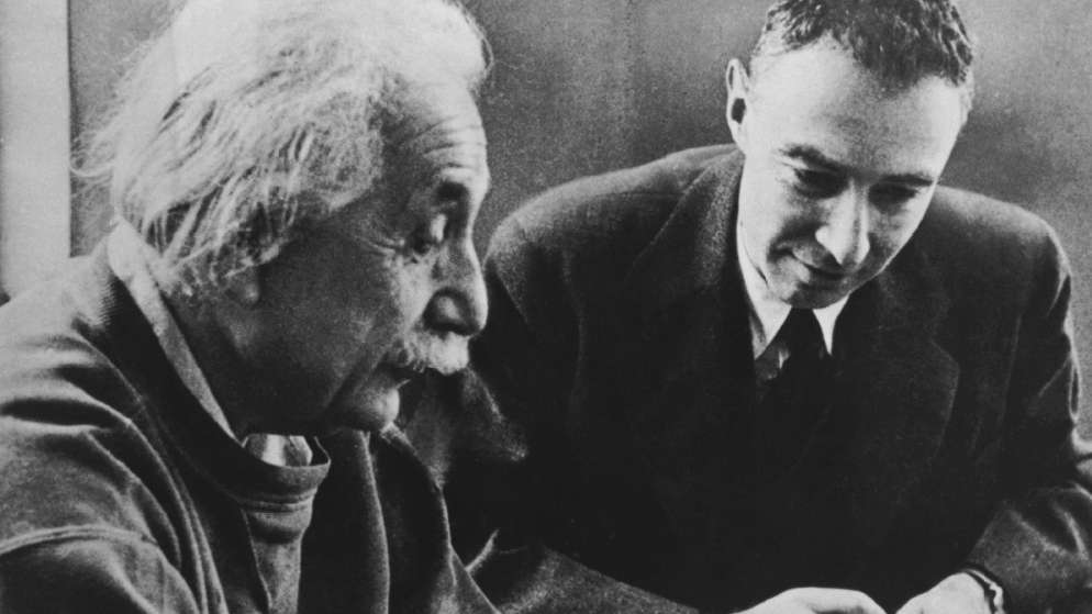 Albert Einstein y Robert Oppenheimer.