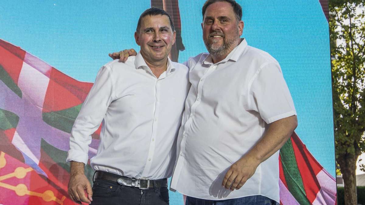 Arnaldo Otegi (i), se abraza con Oriol Junqueras (d), al terminar un acto político de Bildu y ERC este lunes en Durango.