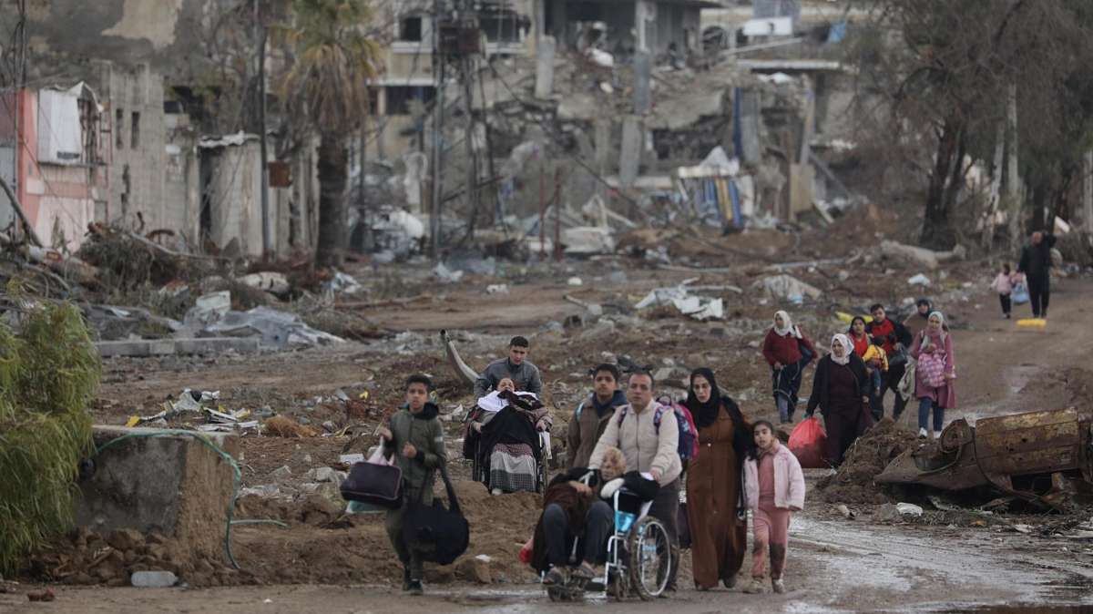Ciudadanos palestinos se desplazan del norte al sur de Gaza.