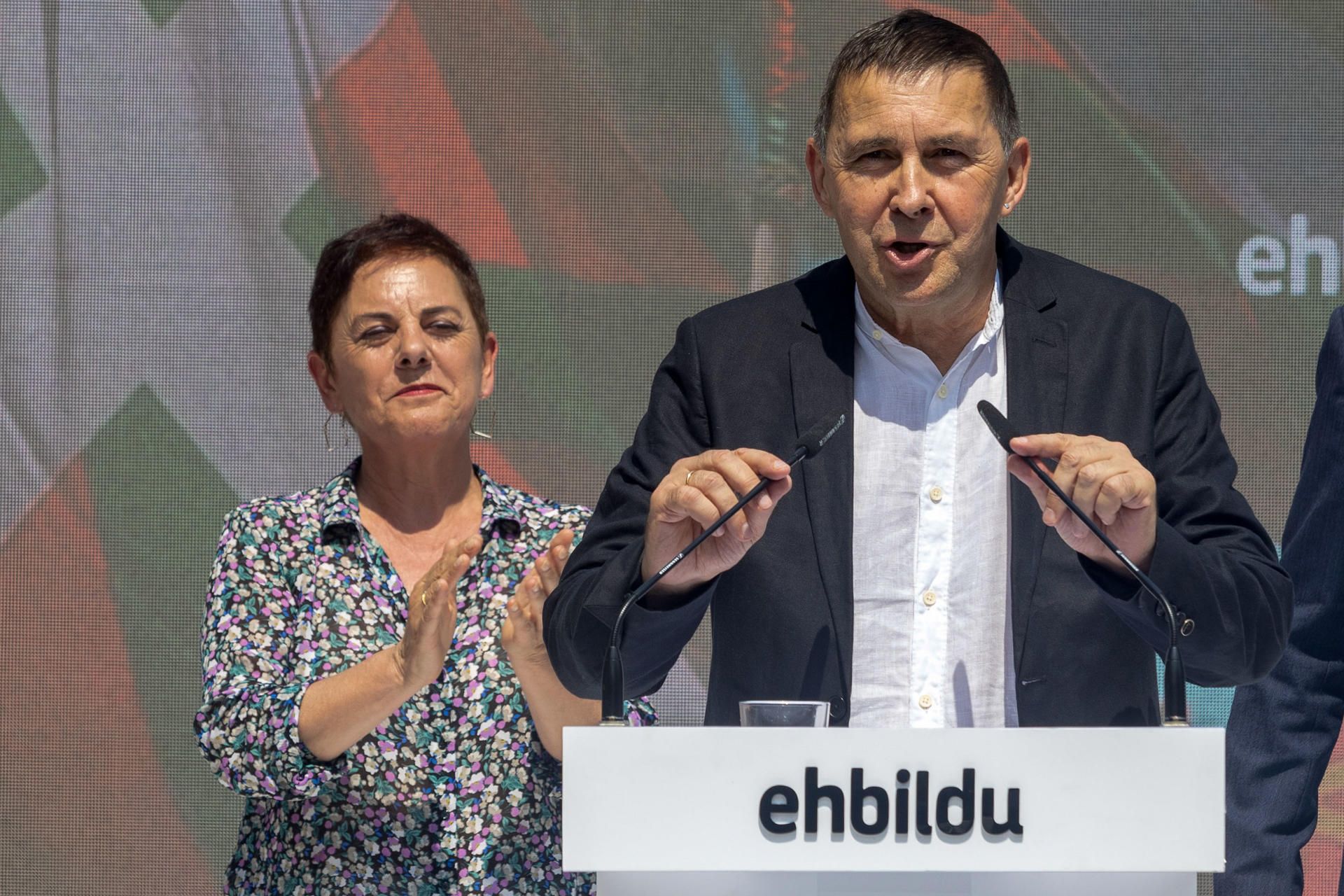 La cabeza de lista de Bildu por Gipuzkoa, Mertxe Aizpurua, junto al coordinador del partido, Arnaldo Otegi.