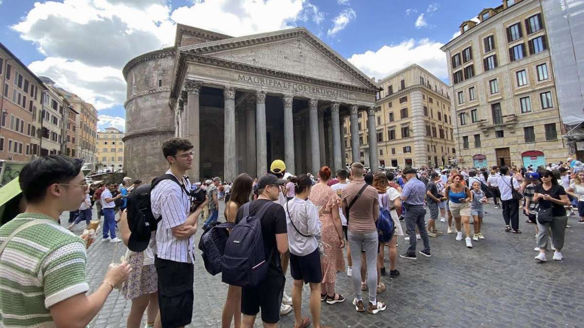 Grupos de turistas hacen fila para poder visitar este lunes, el Panteón de Agripa de Roma.