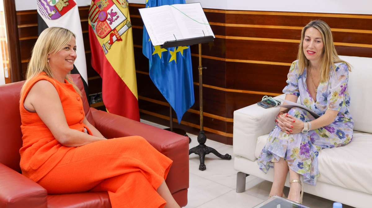 La presidenta de la Asamblea, Blanca Martín, junto a la presidenta del Grupo Parlamentario del PP, María Guardiola.