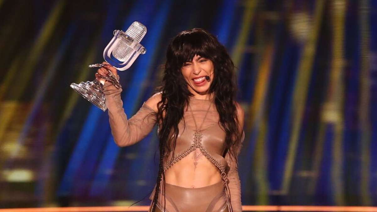 La sueca Loreen levanta el Micrófono de Cristal tras ganar Eurovisión con Tattoo.