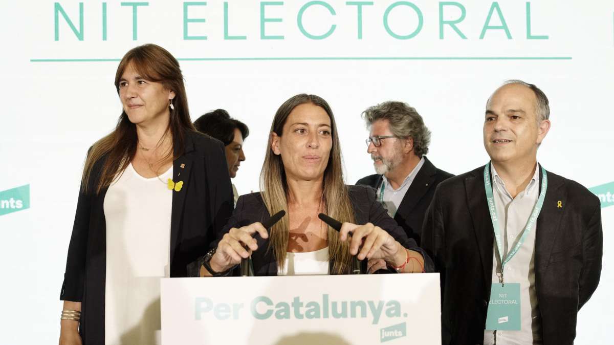 La cabeza de lista de Junts, Miriam Nogueras (c), acompañada de la presidenta del partido, Laura Borràs (i), y el secretario general, Jordi Turull (d), comparece para valorar los resultados electorales de las elecciones generales que se han celebrado este domingo en las que Junts ha conseguido 7 escaños.