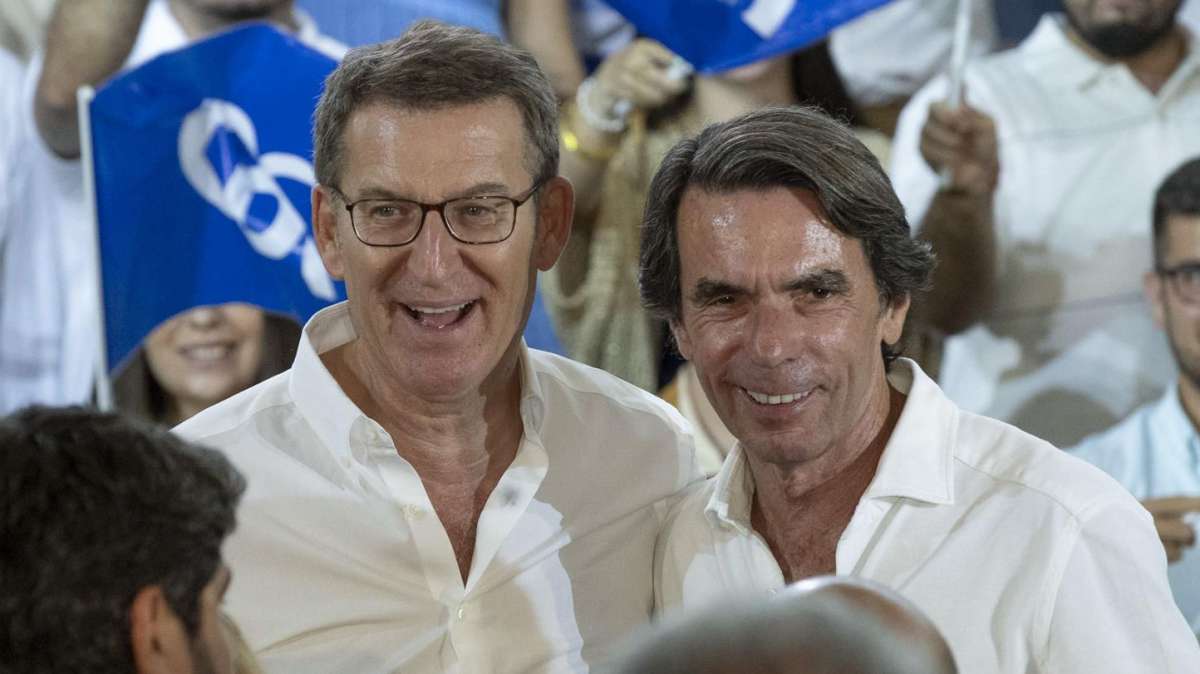 El candidato del PP a la presidencia del Gobierno, Alberto Núñez Feijóo, junto al expresidente del Gobierno José María Aznar.