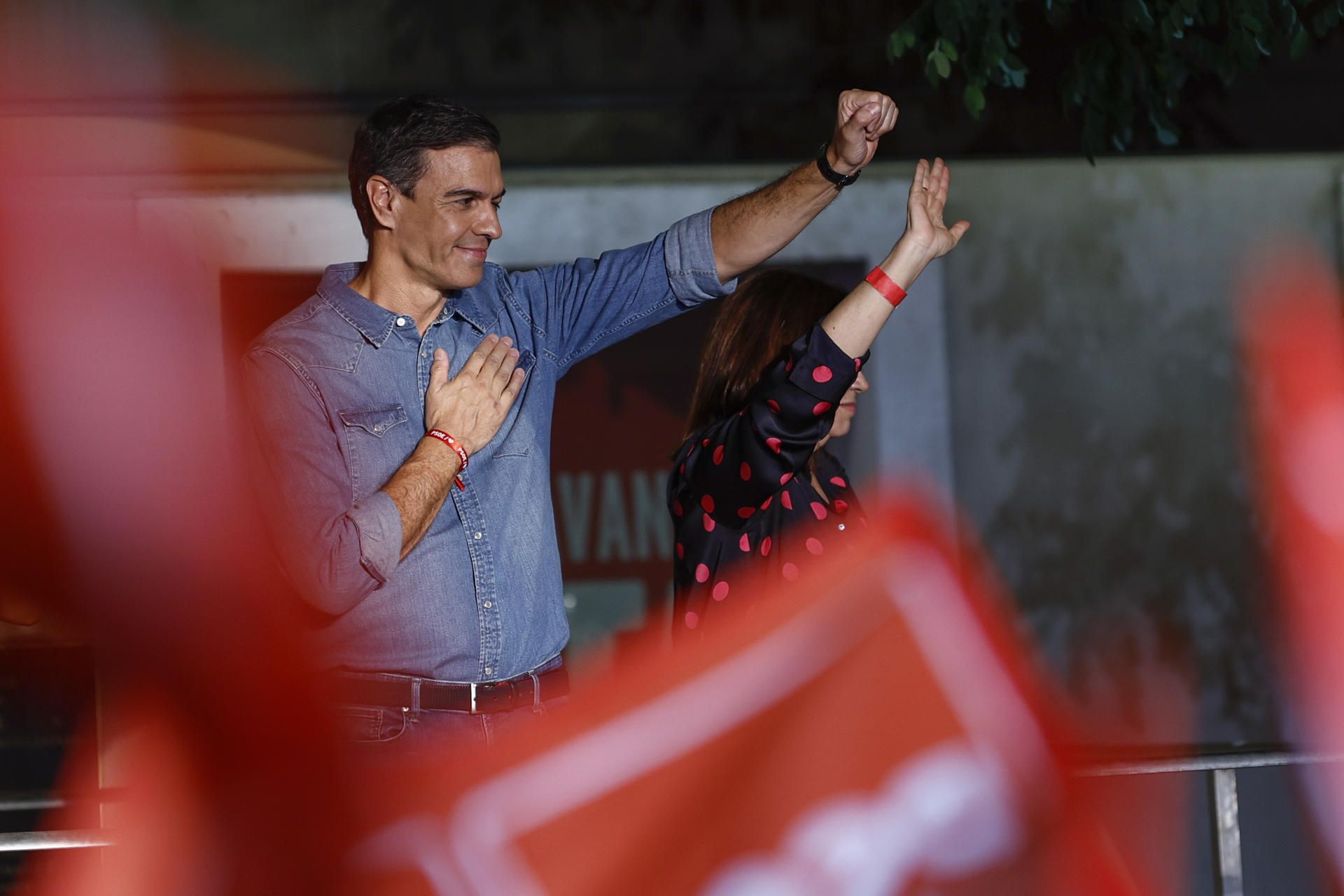 Pedro Sánchez celebra los resultados electorales con los militantes socialistas tras el 23J.