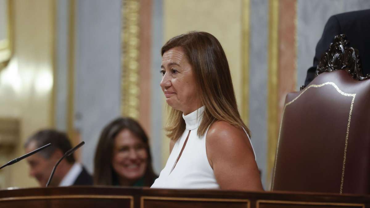 La recién elegida presidenta del Congreso, la socialista balear Francina Armengol, sentada en su puesto de la Cámara Baja en la sesión constitutiva de las Cortes Generales de la XV Legislatura, este jueves en Madrid.