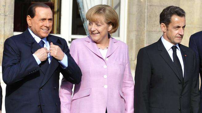 Berlusconi, Merkel y Sarkozy tras una cumbre europea.