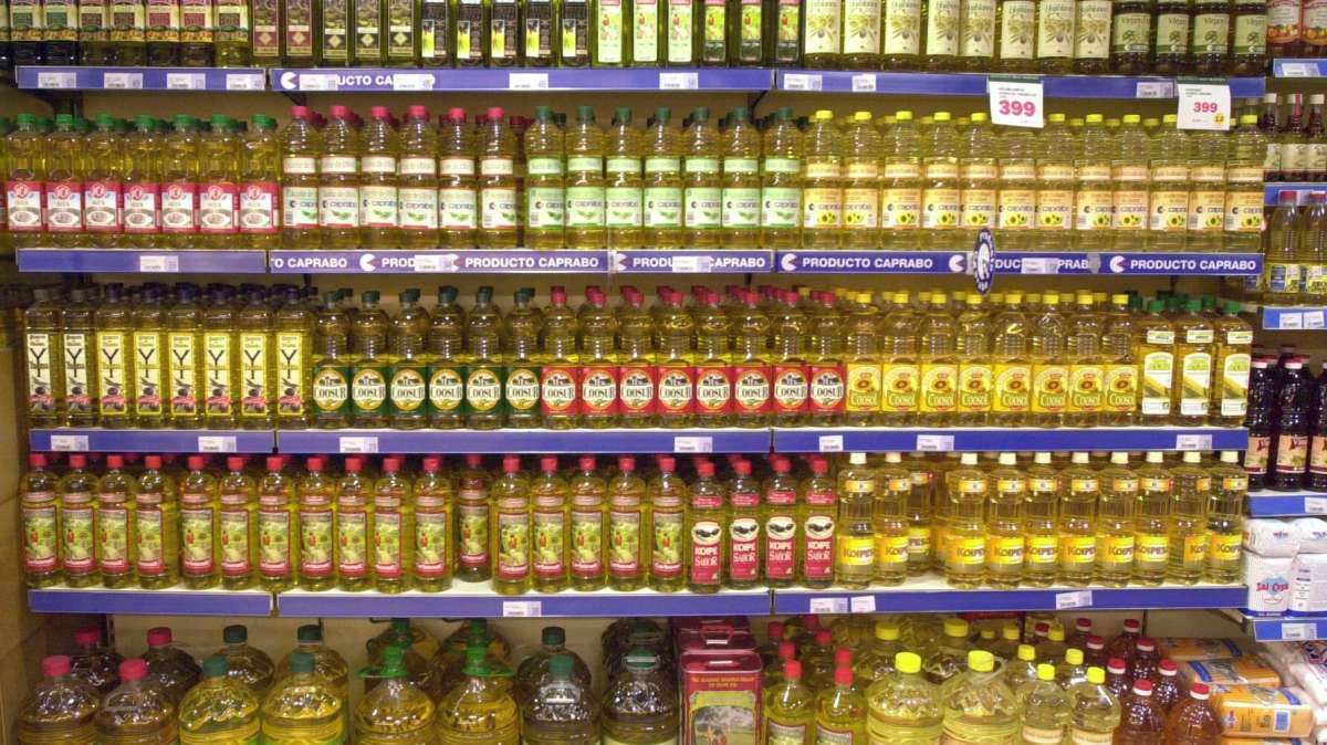 Estantes de aceite de oliva en un supermercado.