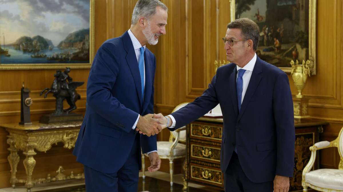 Felipe VI recibe al líder del PP, Alberto Núñez Feijóo (d) en Zarzuela.