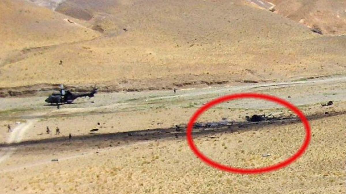 Imagen de los restos del helicópero Cougar, que se estrelló en 2005 en Afganistán y en el que murieron 17 soldados españoles.