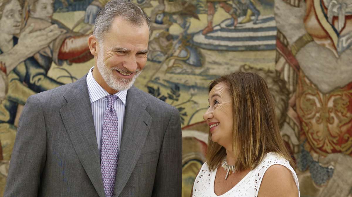 La nueva presidenta del Congreso, la socialista Francina Armengol junto al rey Felipe VI en el Palacio de la Zarzuela.