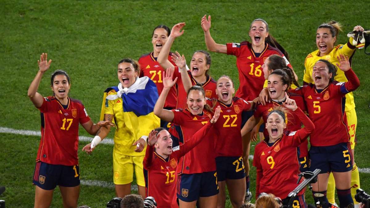 La selección española de fútbol femenino celebra el triunfo en la final y la Copa del Mundo.