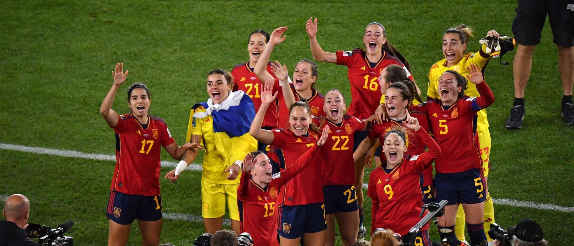 La selección española de fútbol femenino celebra el triunfo en la final y la Copa del Mundo.