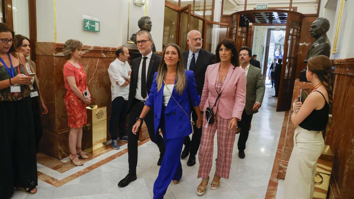Miriam Nogueras y otros diputados de Junts llegan este jueves al Congreso.