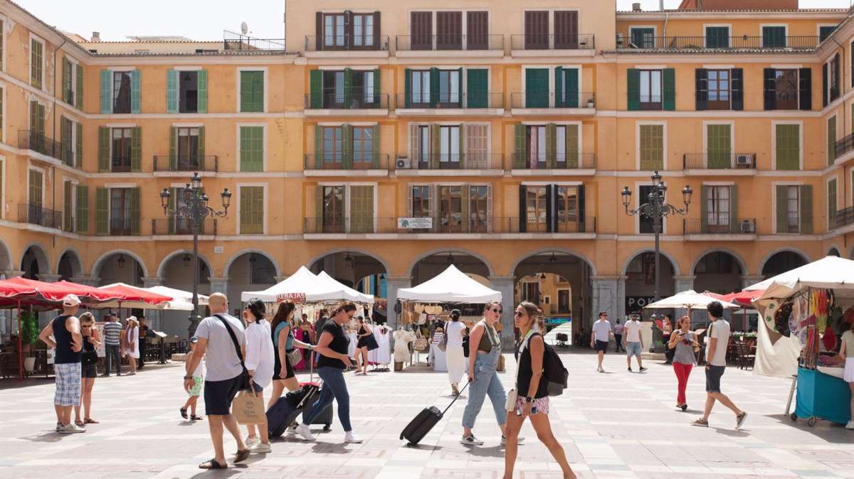 Población Turistas paseando por Palma, a 11 de julio de 2023