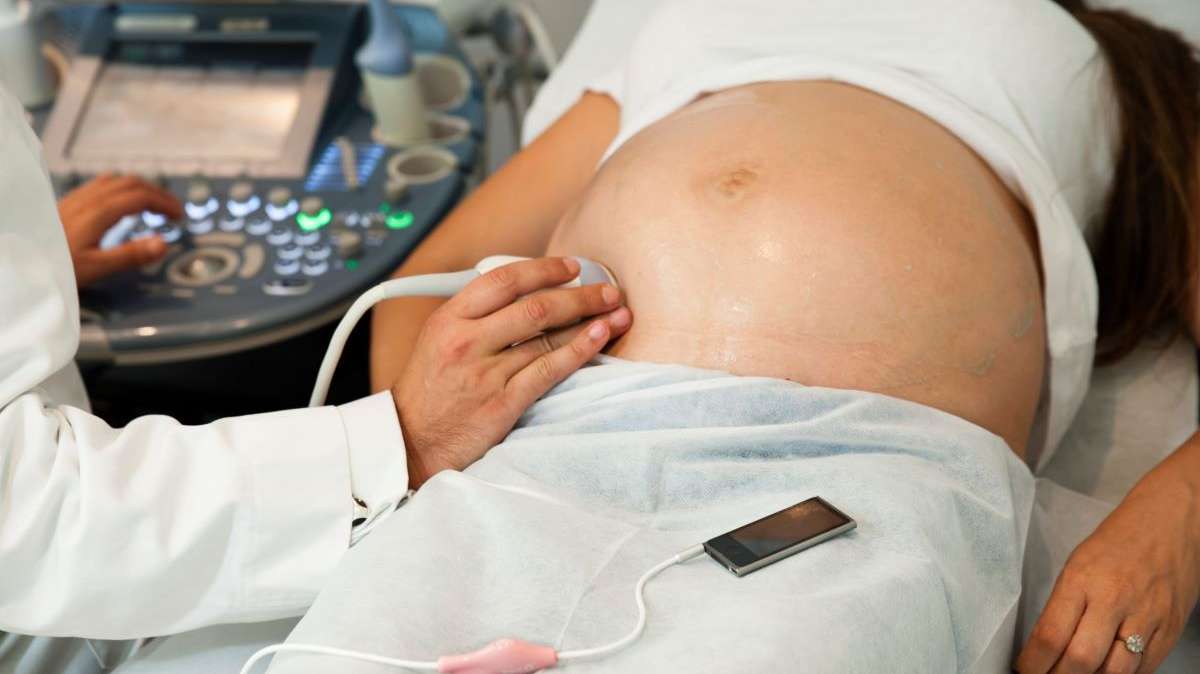Una mujer embarazada durante una ecografía.