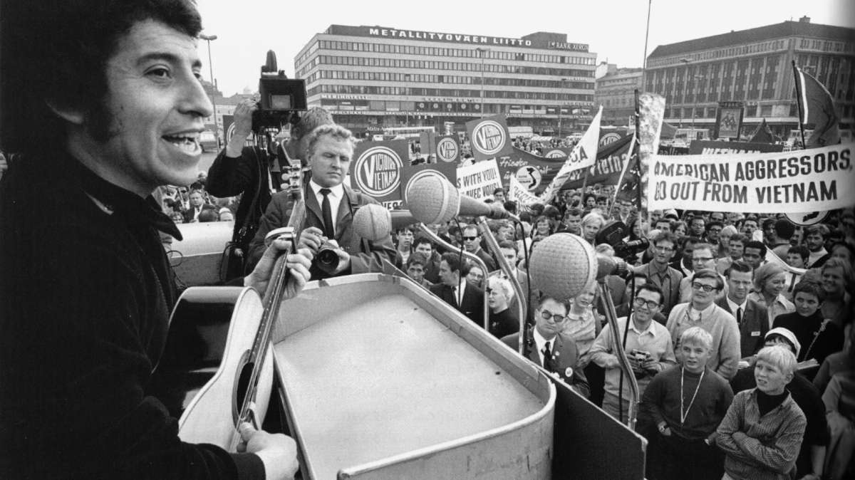 Víctor Jara actuando en Helsinki en una protesta contra la guerra de Vietnam.