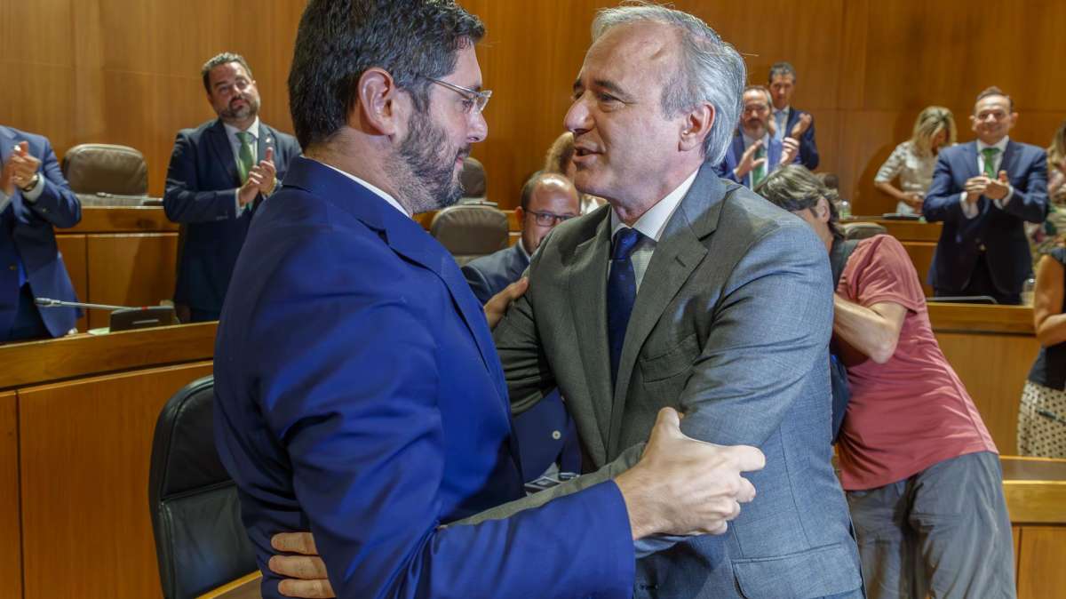 Azcón, investido presidente del primer Gobierno PP-Vox en Aragón con el apoyo del PAR