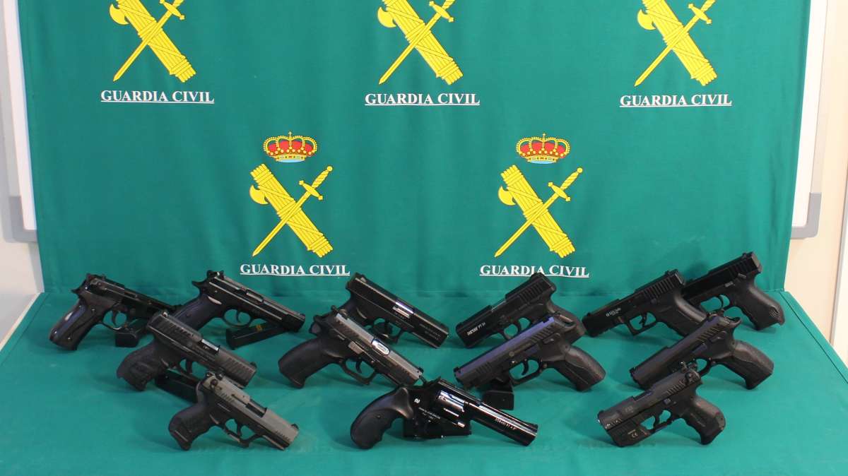 Incautan 13 pistolas y munición a un hombre que vendía armas a grupos criminales